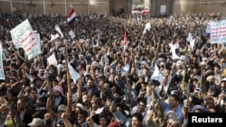 胡塞武裝的支持者4月1日抗議沙特阿拉伯發動空襲