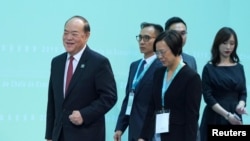 北京認可的澳門唯一的行政長官候選人賀一誠（左一）在澳門出席一個會議。 （2019年8月10日）