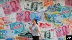 中國星期天（9月1日）表示，將加大宏觀經濟政策的逆週期調節力度，實施好穩健貨幣政策。圖為一女士行經外幣找換店。