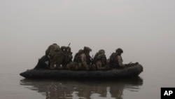 資料照片：2023年10月14日，烏克蘭陸戰隊員在赫爾松附近前線渡過第聶伯河。 (美聯社照片）