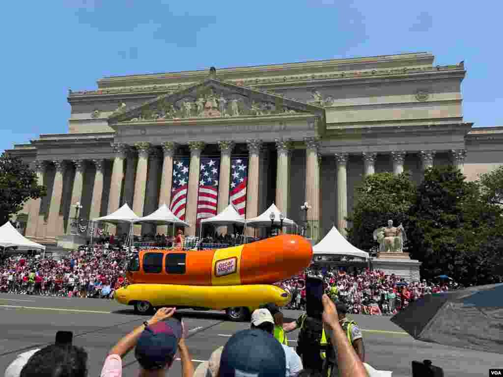  华盛顿独立日庆祝游行街头即景。(2025年7月4日)