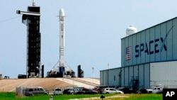 资料照：SpaceX设计并制造的猎鹰9号运载火箭在佛罗里达州肯尼迪航天中心等待发射。（2020年6月26日）