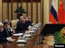 普京将更加靠拢中国。图为俄罗斯总统普京率代表团在北京与中共最高领导人习近平会面。(路透社 2022年2月4日资料照)