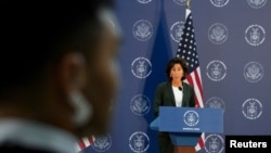 2023年8月30日，美國商務部長吉娜‧雷蒙多在上海浦東國際機場附近的上海波音航空改裝維修公司出席記者會。（路透社）