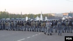 2012年5月普京再次就职总统前夕莫斯科爆发大规模反政府示威，警察当时驱散示威者。(美国之音白桦拍摄)