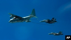 美军机在日本海域上空（2016年10月13日）