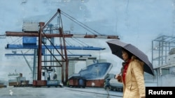 一位女士走過台灣北部基隆港外的一處繪畫。（2016年3月20日資料照）