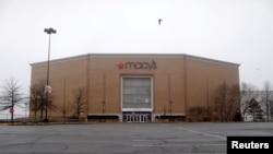 美國紐約州一個因新冠疫情而關閉的梅西商場和空蕩蕩的停車場。