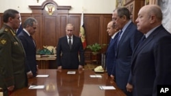 普京(中)出席了博爾特尼科夫(右二)支持的安全會議