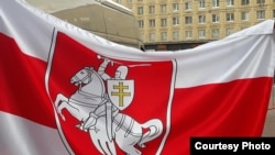 红白相间的白俄罗斯抗议者旗帜 （资料图）