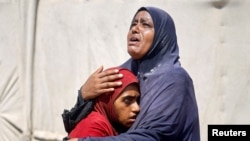 加沙地带巴勒斯坦民众在接到以军撤离命令后开始撤出汗尤尼斯地区。(2024年7月2日)