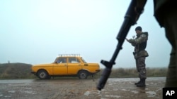 2018年11月27日，在烏克蘭東部亞速海南海岸的別爾江斯克，烏克蘭警察在一個檢查站攔截了一輛汽車。