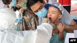 中國福建廈門一名兒童接受新冠病毒核酸檢測。 （2021年9月18日）