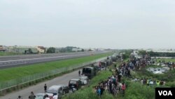 台灣民眾聚集在戰備道旁等待觀看戰機起降演練。 （美國之音蕭洵）