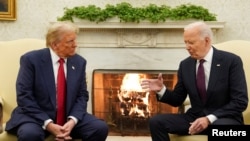 美國總統拜登與當選總統特朗普在白宫橢圓形辦公室交談。（2024年11月13日）