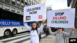 巴勒斯坦人示威者在美国华盛顿打出立即停火的标语牌。资料照