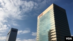 位於首爾市中心的東和免稅店大樓 (10/16/2017 美國之音黎堡攝)