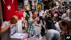 2023年6月16日，土耳其伊斯坦堡埃米諾努商業區街頭市場的賣家接待顧客。土耳其央行11月23日再次大幅升息，將基準利率上調了5個百分點，升至40%，以應對令人難以置信的高通膨。（美聯社照片）