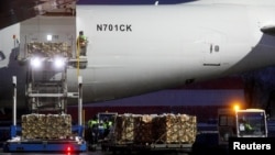烏克蘭基輔郊外的鮑里斯波爾國際機場的工作人員從飛機上卸下一批美國對烏克蘭的軍事援助物資。 （2022年2月5日）