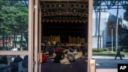 2024年1月12日（星期五），在台湾新北市，工作人员为周六的选举准备投票站的材料。（美联社）