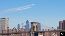 2020年4月28日海軍的“藍天使”和空軍的“雷鳥”特技飛行經過紐約和新澤西。