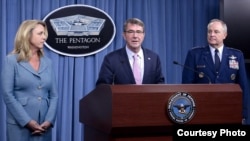 國防部長卡特（中）宣佈新型轟炸機合同（ U.S. Air Force photo/Scott M. Ash )