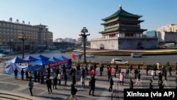 中國陝西西安民眾排隊接受新冠病毒檢測。 （2021年12月21日）