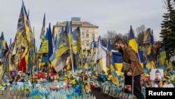 2025年3月5日，在烏克蘭基輔獨立廣場，一名退伍軍人在參觀烏克蘭陣亡軍人的臨時紀念園。