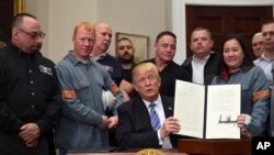 資料照片：特朗普在2018年擔任總統期間曾經在白宮簽署與鋼鐵入口有關的關稅措施。（美聯社照片）