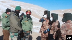 印度陸軍提供：印度和中國軍官2021年2月10日，在印中邊境拉達克的班公湖地區舉行會議。（美聯社照片）