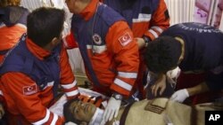 救援人員星期五從土耳其的廢墟中救出一名13歲的少年