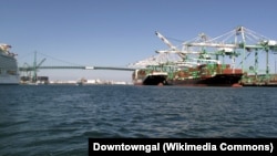 资料照：美国洛杉矶港的两个集装箱货轮。