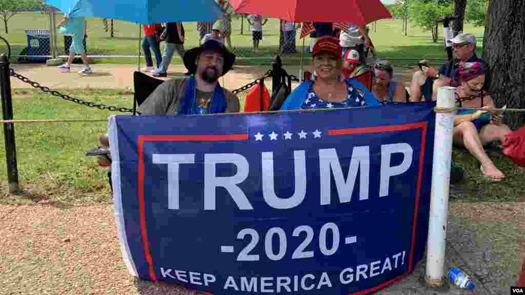 華盛頓獨立日慶祝遊行期間支持特朗普2020年競選連任的民眾。 (2019年7月4日)