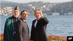 阿富汗總統卡爾扎伊(左)﹑巴基斯坦總統扎爾達里(中)和土耳其總統居爾(右)舉行了首腦峰會。