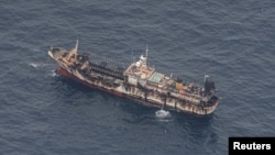 厄瓜多尔海军在加拉帕戈斯群岛附近的太平洋海域上监视一支大多插着中国国旗的渔船船队中的一艘渔船。（2020年8月7日）