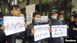 南方周末門外星期二又有群眾聚集