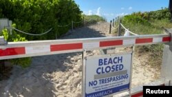 7月4日独立日前，佛罗里达州迈阿密南滩挂出关闭的公告牌。