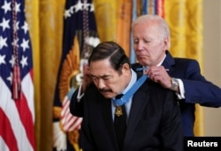 拜登总统在白宫为美国老兵藤井戴上荣誉勋章。(2022年7月5日)