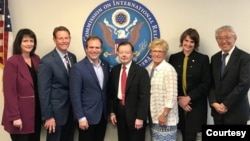 美国国际宗教自由委员会(USCIRF)的成员。左二为该委员会的副主席伯金斯，左五为主席曼钦。（照片来自该委员会。）