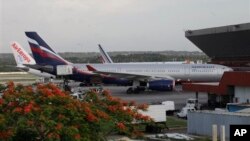 斯諾登乘坐的俄羅斯SU150航班抵達莫斯科停留在舍列梅捷耶沃國際機場。(6月24日資料照片)
