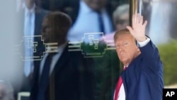 美国前总统特朗普2023年4月3日抵达纽约特朗普大厦。