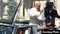 教宗方濟各在華盛頓沿街和民眾見面致意。