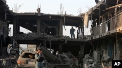 阿富汗警察在喀布爾一個爆炸現場駐守