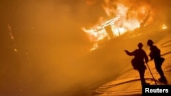 囚犯參與滅火從灰燼中尋找重生的希望。（資料圖片）