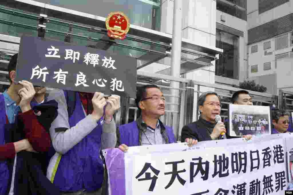 约有100名市民参与政府总部外的平安夜集会