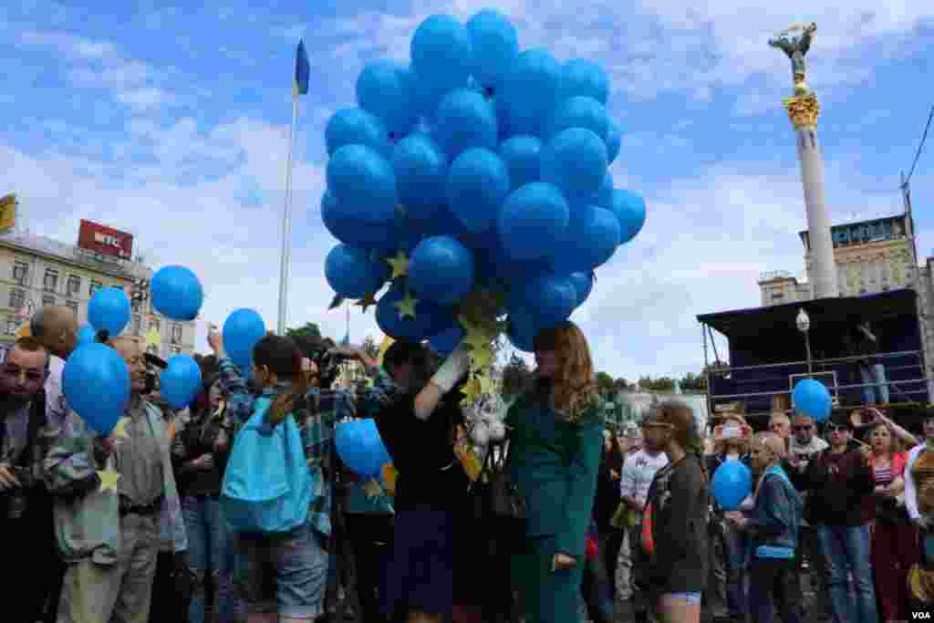 Когда флеш-моб, посвященный подписанию Соглашения об ассоциации с Евросоюзом, закончился, многие из обитателей палаточного лагеря вернулись к своим привычным делам. Бойцы одной из сотен Майдана укладывают площадку для игры в стритбол. 