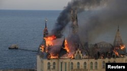 Здание Одесской юридической академии горит после российского ракетного удара в Одессе, Украина, 29 апреля 2024 года