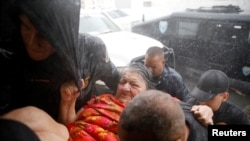 2017年9月20日，波多黎各的救援人員抬著一名婦女轉移至緊急控制中心。