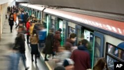 莫斯科的一个地铁站。地铁人员得到指示要截查中国乘客，要求他们填写调查表回答来俄罗斯的目的、地址和健康状况等问题。