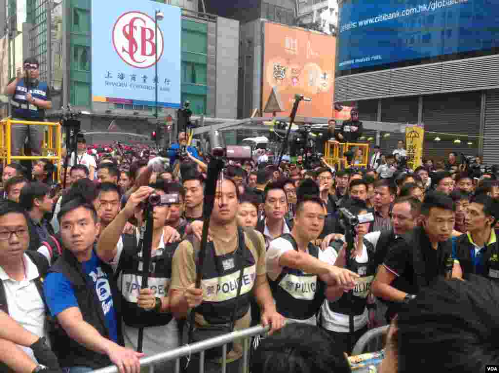 香港警方星期三上午展开强行清场行动（美国之音海彦 拍摄)。